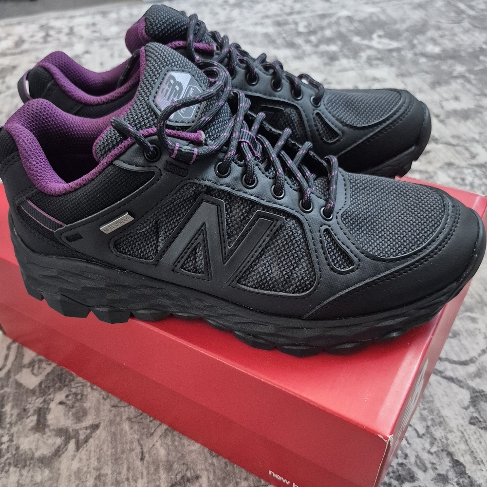NWT New Balance Women's Black and Purple Walking / Hiking Shoes
